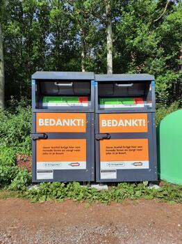 Foto, kringwinkelcontainers